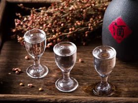 白酒常识：喝白酒能用一次性...